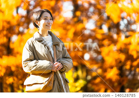 女人享受秋葉的生活方式形象 女人享受秋葉的生活方式形象 140128785