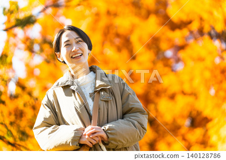 女人享受秋葉的生活方式形象 女人享受秋葉的生活方式形象 140128786