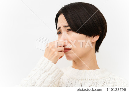 穿著白色針織服裝的女人生活方式形象 穿著白色針織服裝的女人生活方式形象 140128796