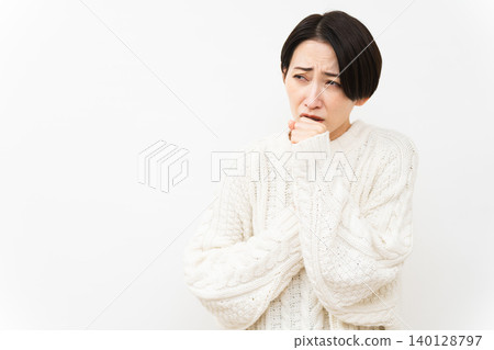 穿著白色針織服裝的女人生活方式形象 穿著白色針織服裝的女人生活方式形象 140128797