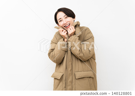 穿著羽絨大衣的女人生活方式形象 穿著羽絨大衣的女人生活方式形象 140128801