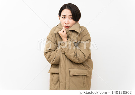 穿著羽絨大衣的女人生活方式形象 140128802