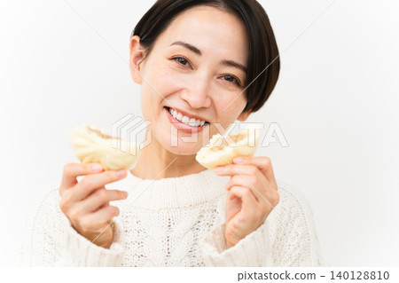 穿著白色針織服裝的女人生活方式形象 穿著白色針織服裝的女人生活方式形象 140128810