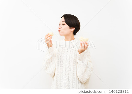 Woman wearing white knitwear Lifestyle image Woman wearing white knitwear Lifestyle image 140128811