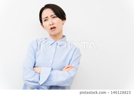 穿長袖襯衫的女人 140128823