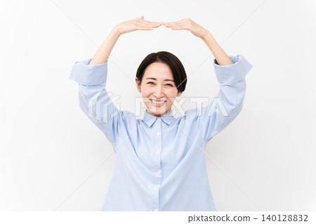 穿長袖襯衫的女人 穿長袖襯衫的女人 140128832