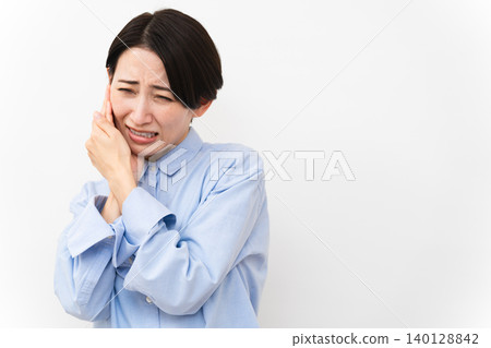 穿長袖襯衫的女人 穿長袖襯衫的女人 140128842