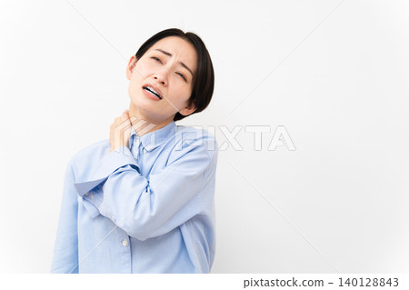 穿長袖襯衫的女人 穿長袖襯衫的女人 140128843