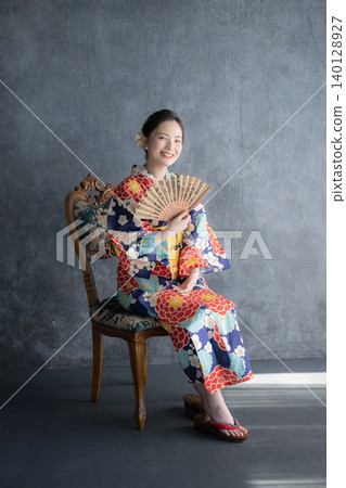 一幅日式風格的美女肖像畫,畫中一位日本女子坐在椅子上,身穿浴衣,手持扇子。 一幅日式風格的美女肖像畫,畫中一位日本女子坐在椅子上,身穿浴衣,手持扇子。 140128927
