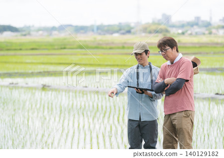 Men using tablets for farming Men using tablets for farming 140129182