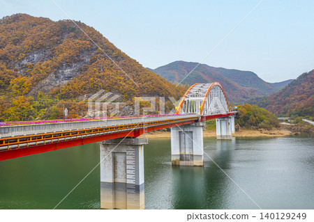 Red bridge and autumn leaves Red bridge and autumn leaves 140129249
