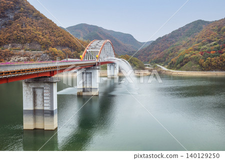 紅橋噴泉和秋葉 紅橋噴泉和秋葉 140129250