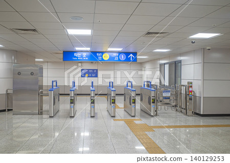 空蕩蕩的首爾地鐵檢票口 空蕩蕩的首爾地鐵檢票口 140129253