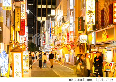東京新宿西口酒吧區(往友都八喜相機方向) 東京新宿西口酒吧區(往友都八喜相機方向) 140129446
