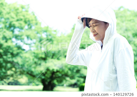Senior women exercising while using UV protection. 140129726