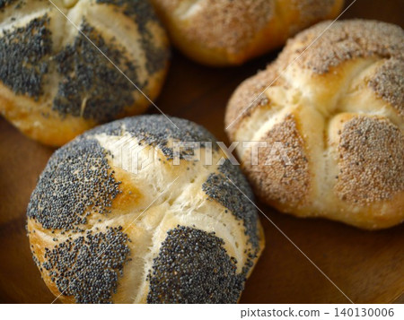 Two-color Kaiser rolls 140130006