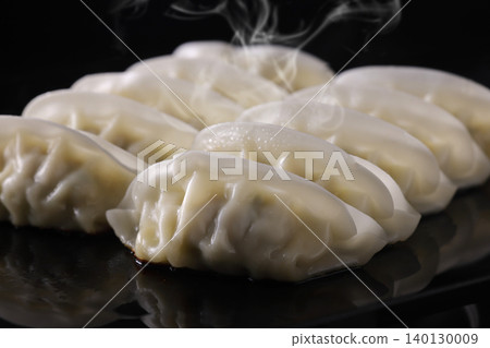 熱呼呼、鮮嫩多汁的煎餃 熱呼呼、鮮嫩多汁的煎餃 140130009