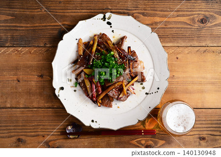 Stir-fried sirloin and sweet potatoes with spicy miso sauce 140130948