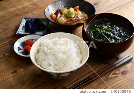 One soup and one dish: marinated sashimi One soup and one dish: marinated sashimi 140130976