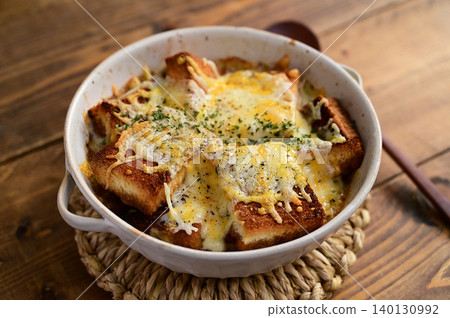 Large serving of sliced bread, bread gratin, and soup Large serving of sliced bread, bread gratin, and soup 140130992