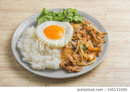 Pork kimchi and fried egg lunch 140131089