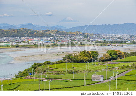 A view of the townscape of Shimada City, tea plantations, and a faint glimpse of Mount Fuji (Shizuoka Prefecture) A view of the townscape of Shimada City, tea plantations, and a faint glimpse of Mount Fuji (Shizuoka Prefecture) 140131301
