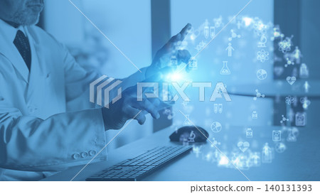 一位身穿白色實驗服的男子在辦公室工作,體現了科學與技術的概念。 一位身穿白色實驗服的男子在辦公室工作,體現了科學與技術的概念。 140131393