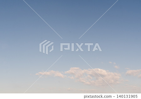 陰雲密佈的天空,翻滾的雲朵,陽光從雲層角落透入,營造出引人注目的效果。 陰雲密佈的天空,翻滾的雲朵,陽光從雲層角落透入,營造出引人注目的效果。 140131905