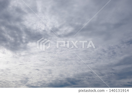 天空泛著淡淡的藍色，覆蓋著一層柔軟的雲。 140131914