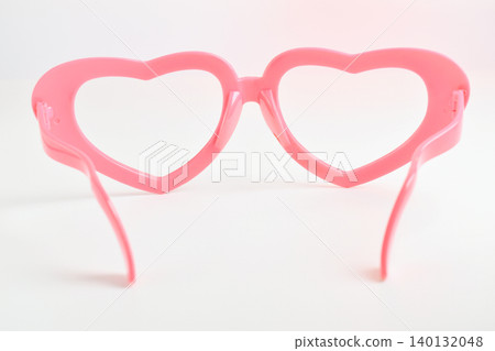 pink heart shape of glasses on white background 140132048