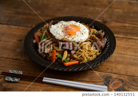 Yakisoba noodles with sauce and a fried egg on top 140132551
