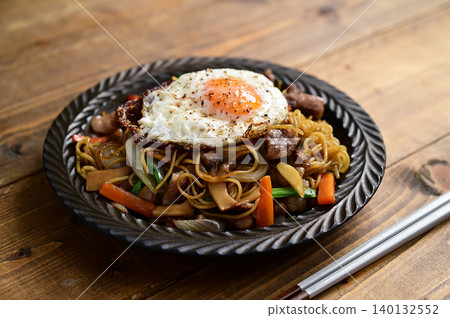 日式炒麵,淋上醬汁,上面放一個煎蛋 日式炒麵,淋上醬汁,上面放一個煎蛋 140132552