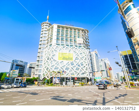 Seoul, Dongdaemun History & Culture Park, a popular shopping mall Seoul, Dongdaemun History & Culture Park, a popular shopping mall 140132752