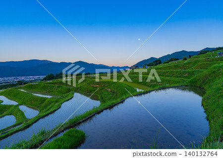 【長野縣】月光灑在小草手梯田上,照亮每一塊稻田。 【長野縣】月光灑在小草手梯田上,照亮每一塊稻田。 140132764