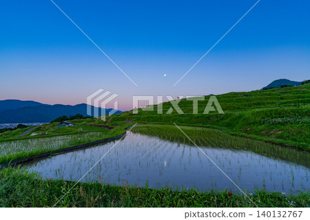 【長野縣】月光灑在小草手梯田上,照亮每一塊稻田。 【長野縣】月光灑在小草手梯田上,照亮每一塊稻田。 140132767