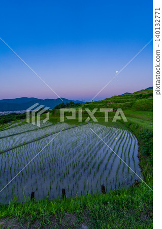 [Nagano Prefecture] The terraced rice fields of Obasute, illuminated by the moon in each rice paddy. 140132771