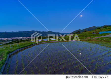 【長野縣】月光灑在小草手梯田上,照亮每一塊稻田。 【長野縣】月光灑在小草手梯田上,照亮每一塊稻田。 140132773