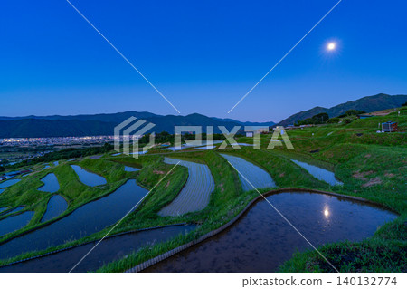 【長野縣】月光灑在小草手梯田上,照亮每一塊稻田。 【長野縣】月光灑在小草手梯田上,照亮每一塊稻田。 140132774
