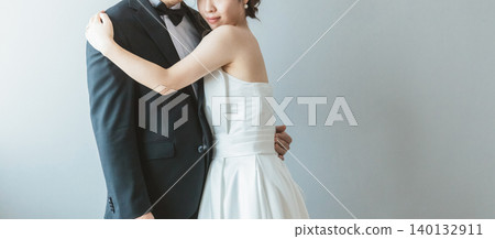 新郎新娘正在拍攝婚紗照(結婚照、儀式照、新娘照、擁抱照) 新郎新娘正在拍攝婚紗照(結婚照、儀式照、新娘照、擁抱照) 140132911
