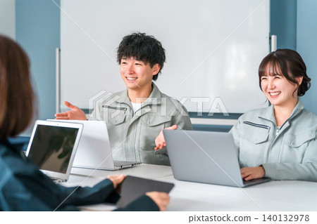 身著工作服的男女員工在辦公室開會 身著工作服的男女員工在辦公室開會 140132978