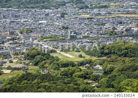 從太宰府市鹽路山岩屋城遺址展望台上眺望,可俯瞰太宰府政府遺址及築紫野市方向。 從太宰府市鹽路山岩屋城遺址展望台上眺望,可俯瞰太宰府政府遺址及築紫野市方向。 140133024