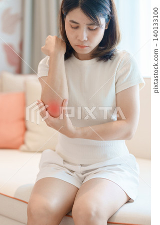 Woman having elbow ache for concepts of Tennis Elbow, muscle pain, lateral epicondylitis, Bursitis, injury, Office syndrome. Health care and medical Health concept Woman having elbow ache for concepts of Tennis Elbow, muscle pain, lateral epicondylitis, Bursitis, injury, Office syndrome. Health care and medical Health concept 140133100