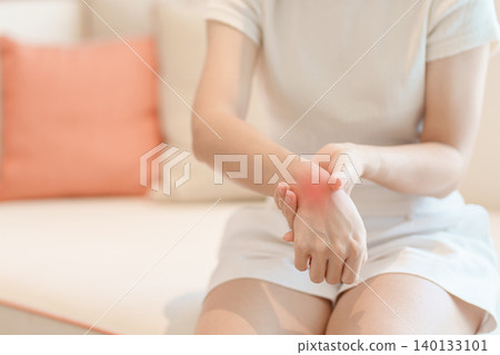 Woman having wrist pain for Carpal Tunnel Syndrome, Wrist Tendinitis, muscle ache, De Quervain s tenosynovitis, ergonomic, Hand Osteoarthritis, Office syndrome and Parkinson disease concept Woman having wrist pain for Carpal Tunnel Syndrome, Wrist Tendinitis, muscle ache, De Quervain s tenosynovitis, ergonomic, Hand Osteoarthritis, Office syndrome and Parkinson disease concept 140133101