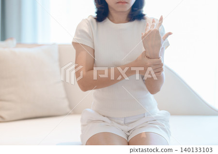 Woman having wrist pain for Carpal Tunnel Syndrome, Wrist Tendinitis, muscle ache, De Quervain s tenosynovitis, ergonomic, Hand Osteoarthritis, Office syndrome and Parkinson disease concept Woman having wrist pain for Carpal Tunnel Syndrome, Wrist Tendinitis, muscle ache, De Quervain s tenosynovitis, ergonomic, Hand Osteoarthritis, Office syndrome and Parkinson disease concept 140133103