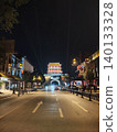 中國夜晚燈火璀璨的街景，宛如一幅夢幻畫卷。 140133328