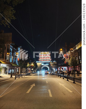 中國夜晚燈火璀璨的街景,宛如一幅夢幻畫卷。 中國夜晚燈火璀璨的街景,宛如一幅夢幻畫卷。 140133328