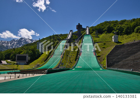 長野縣白馬村,滑雪跳台和五龍山被綠樹環繞。 長野縣白馬村,滑雪跳台和五龍山被綠樹環繞。 140133381
