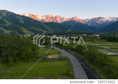 清晨,白馬三峰和長野縣白馬村鬱鬱蔥蔥的景色沐浴在美麗的陽光下(無人機空拍照片)。 清晨,白馬三峰和長野縣白馬村鬱鬱蔥蔥的景色沐浴在美麗的陽光下(無人機空拍照片)。 140133422