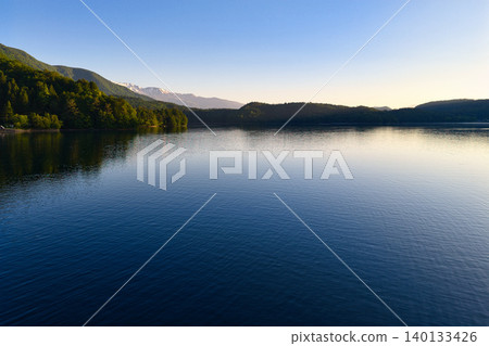 A beautiful early morning view of Lake Aoki in Omachi City, Nagano Prefecture (aerial photograph taken by drone) A beautiful early morning view of Lake Aoki in Omachi City, Nagano Prefecture (aerial photograph taken by drone) 140133426