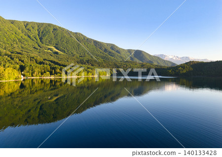 清晨,長野縣大町市青木湖的美景(無人機空拍照片) 清晨,長野縣大町市青木湖的美景(無人機空拍照片) 140133428